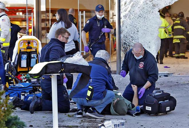 美国一辆SUV撞进苹果零售店，致1死16伤