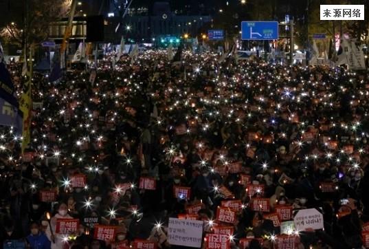 首尔20万抗议者集会要求尹锡悦下台，抗疫活动还在继续