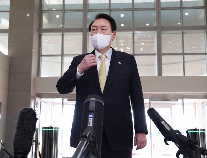记者穿拖鞋呛声尹锡悦后，韩总统府把记者会给停了