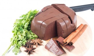 鸭心和鸭肝配什么炖汤好 鸭血鸭肝粉丝汤的做法