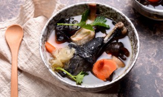 乌鸡炖汤配什么料好 乌鸡炖汤放什么材料好