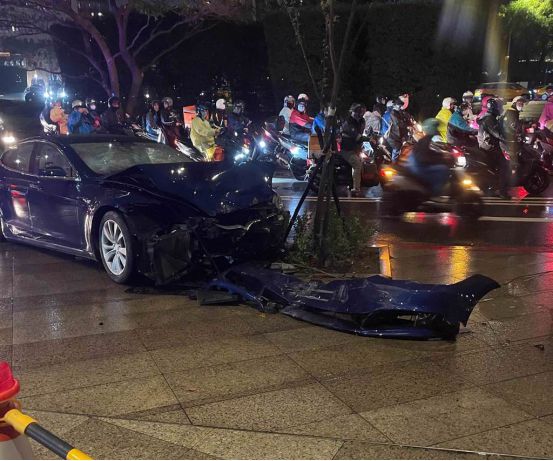 再次失控，特斯拉Model S在台造成3人受伤