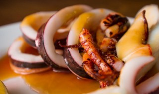 鱿鱼炒蒜苔怎么做好吃 鱿鱼炒蒜苔做法