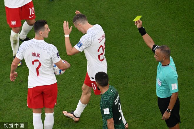 压着打!沙特小配合骚到起飞 波兰4分钟连吃3黄牌