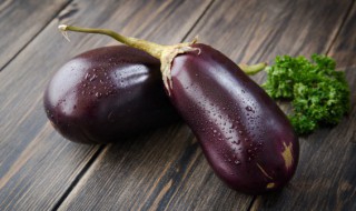 青椒炒茄子怎么做好吃窍门 如何做青椒炒茄子