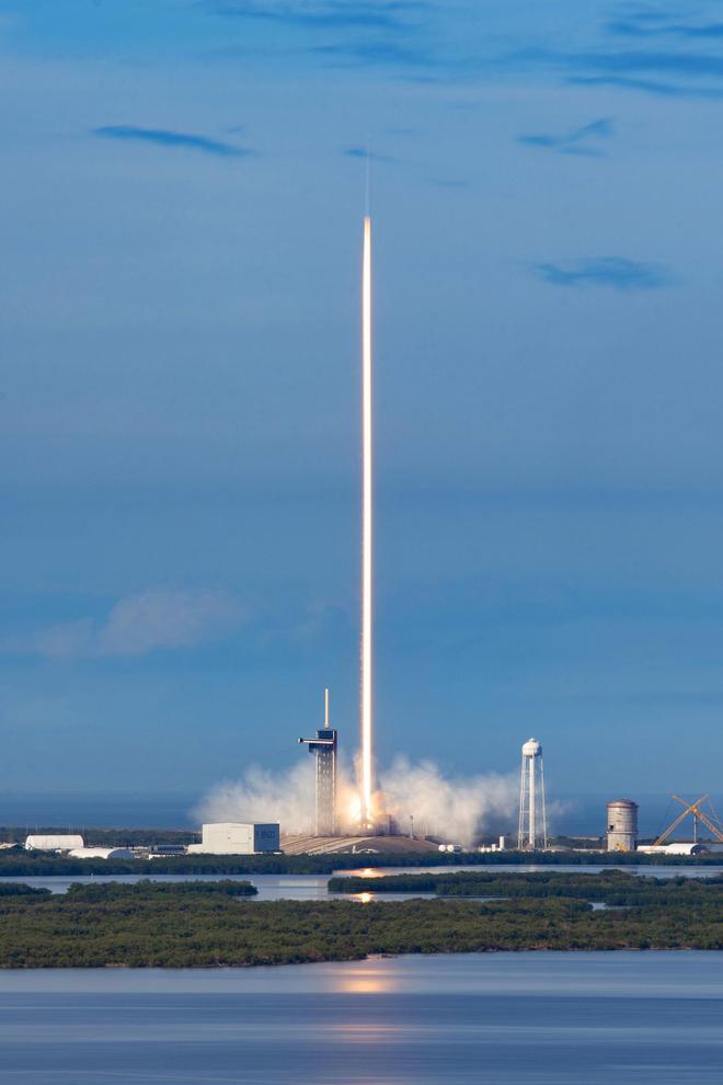 SpaceX 通过“猎鹰 9”火箭发射龙飞船向国际空间站运送物资