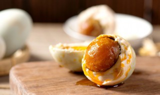 怎么弄咸鸭蛋好吃 咸香下饭咸鸭蛋蒸肉家常做法步骤