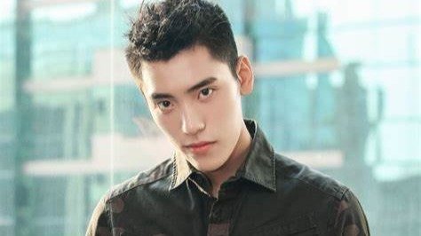 王子异休闲低调打扮看心理医生 表情平静