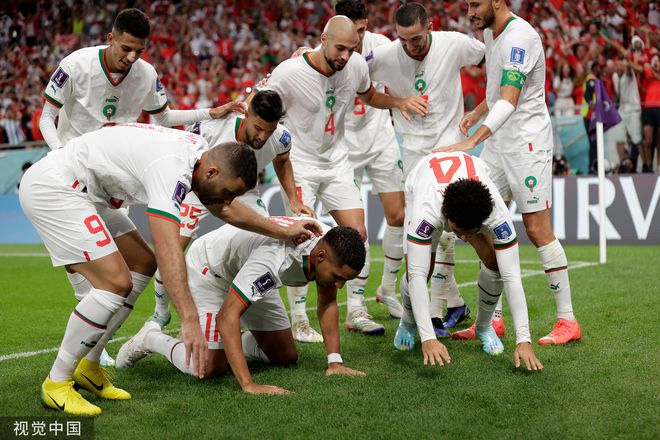 过年了!摩洛哥打入第2球后 队员集体跪地磕头庆祝