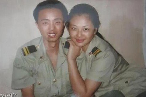 刘涛30年前青涩旧照曝光，身穿军装英姿飒爽，脸蛋略显婴儿肥