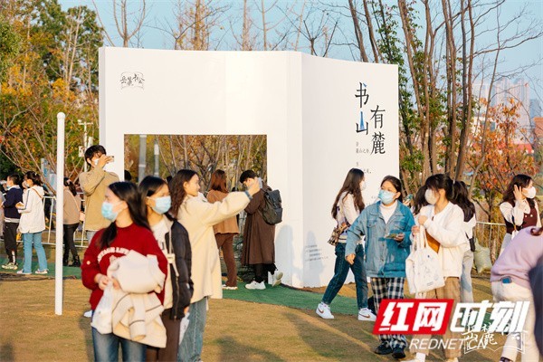 “书山有麓”任我行 长沙首个青年阅读市集开市