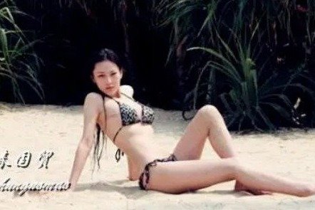 张馨予豹纹比基尼旧照曝光,泳池中戏水大秀好身材