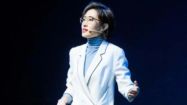 这个不计后果的吻，是她迟到的叛逆