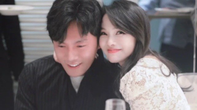 伊能静眼含泪水伤感发文，与秦昊久未同框，两个人感情状况引质疑