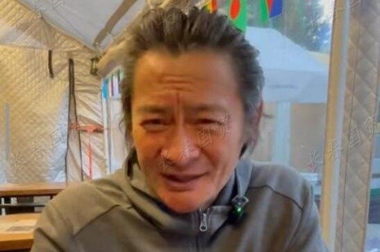 55岁歌手景岗山近照曝光，面露疲惫显苍老，与昔日判若两人