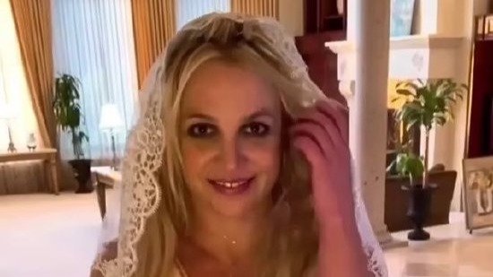 布兰妮连发数文放飞自我 讽刺名人语焉不详