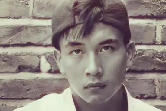 大S老公罕见旧照曝光,头发浓密帅气有型,是一位偶像花美男