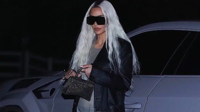 巴黎世家涉儿童色情,金卡戴珊拒不切割,网友怒:你是几个孩子的妈,为了钱底线都不要了?!