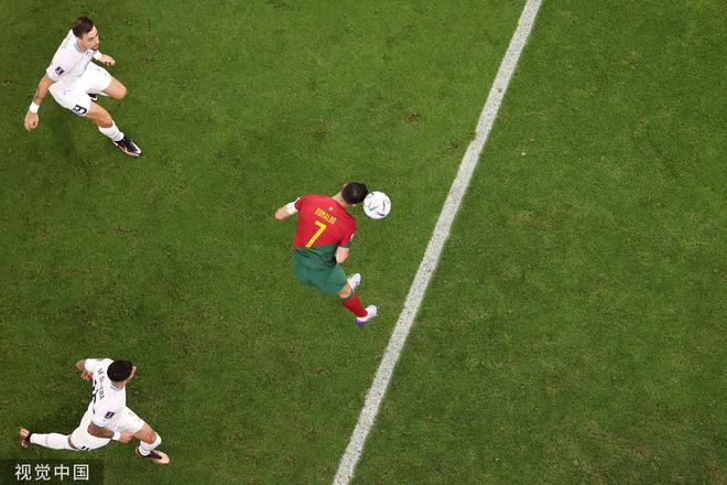 C罗没碰到！进球判给了B费 葡萄牙1-0领先乌拉圭