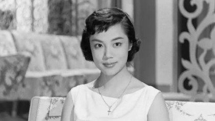 著名粤语片女星嘉玲出殡 丈夫姚武麟神情哀伤