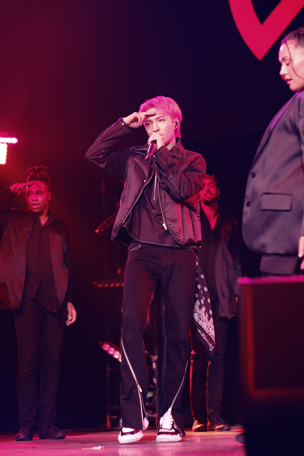 张艺兴领衔MetaMoon音乐节 连唱9首嗨翻全场