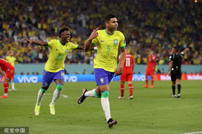卡塞米罗凌空射门得分，巴西1-0领先，罗纳尔多鼓掌