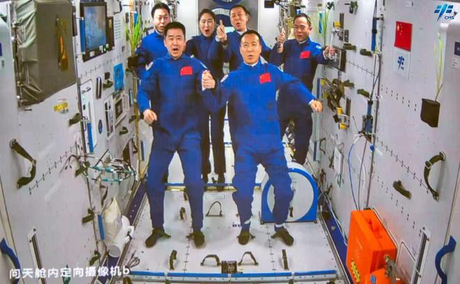 中国航天史里程碑时刻：神十五出征，6名航天员太空“会师”