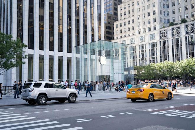 男子凌晨前往Apple Store购入300台苹果iPhone 13，出门就遭打劫