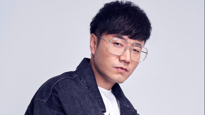 王铮亮庆45岁生日 与0713兄弟冬天吃雪糕重回少年