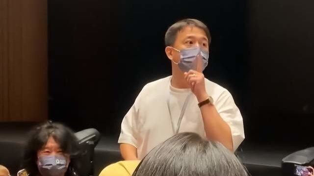 黄磊现身乌镇戏剧节，观看演出前突然站起来，提醒观众要戴好口罩