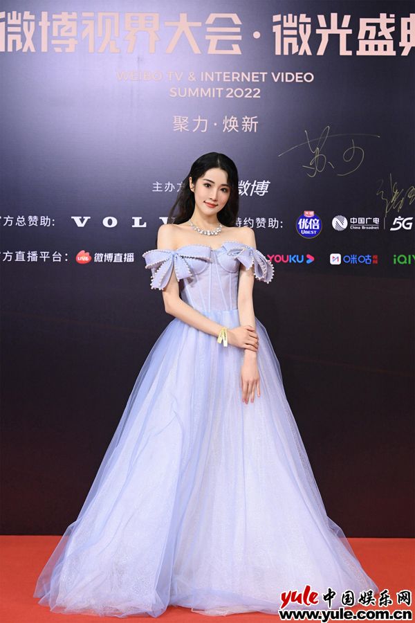 张可盈出席微博视界大会红毯 双蝴蝶束腰长裙展现曼妙身姿