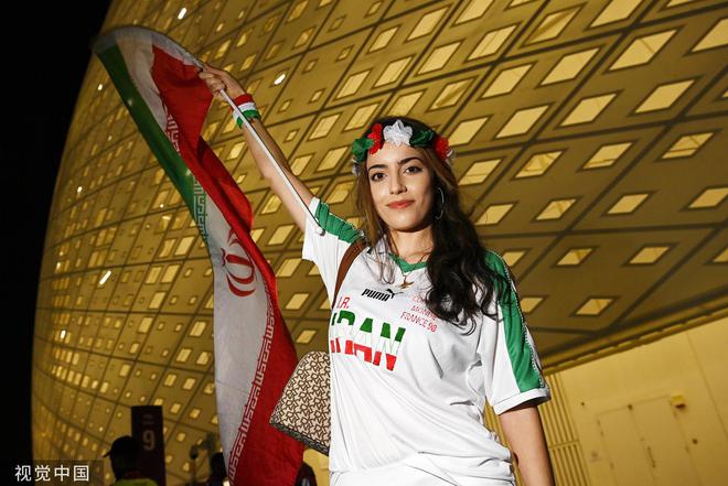 大量伊朗女球迷现身美伊大战 不戴头巾惊艳看台