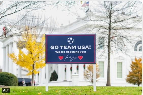 美国白宫前立牌子给美国队加油:我们都支持你们!