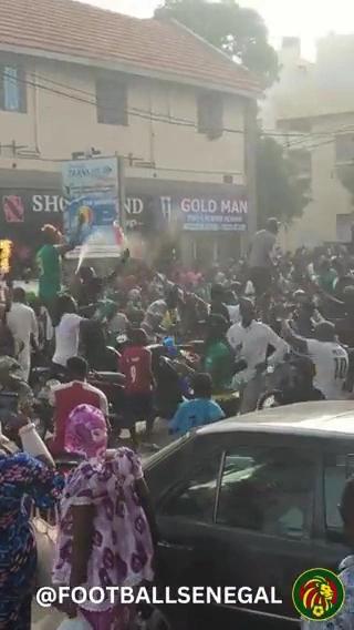 酸!塞内加尔国内嗨翻了 全民上街庆祝晋级16强