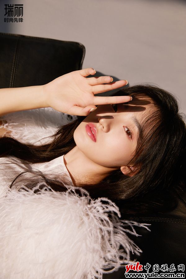 杨雨潼最新杂志大片释出 随性飒意挑战多重风格