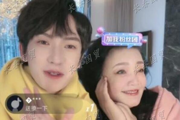 张兰直播间对男助播撒娇,嗲声嗲气百媚千娇,尽显女性温柔