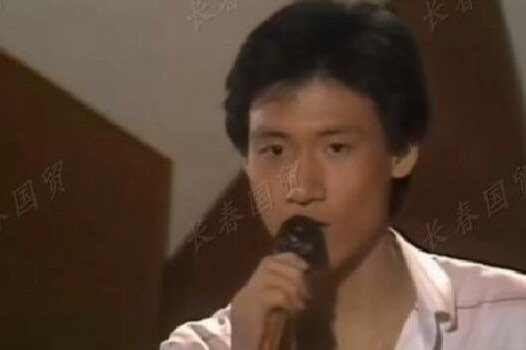 张学友39年前参加选秀旧照曝光,面容清瘦阳光帅气,台上表情紧张