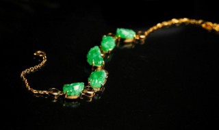 手上戴什么锁链寓意好 锁链项链寓意介绍