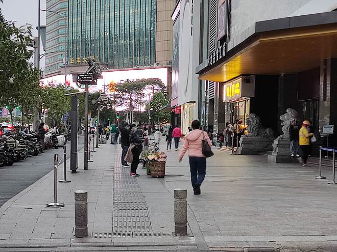 广州“解封”后市民忙着约饭，有人表示“吃到烤肠都很快乐”