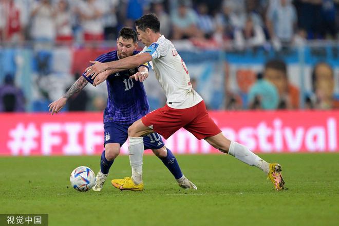 世界名画!莱万梅西赛后拥抱和解 俩人还耳语一番