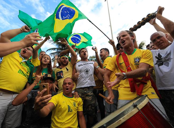 被纳粹污染！这身黄色球衣，让巴西人又爱又恨，万分纠结