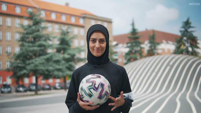 世界杯赛场外，伊朗女孩凭精湛球技走红