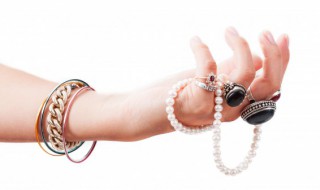 戒指戴哪只手寓意好 戒指戴在哪个手指有什么意义呢