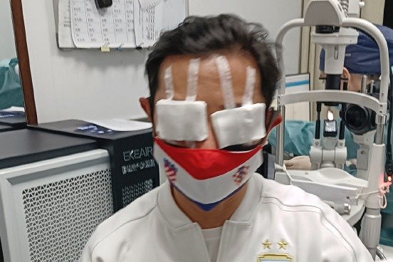 球场出现意外！53岁男歌手被朋友踢中双眼，疑似视网膜脱落