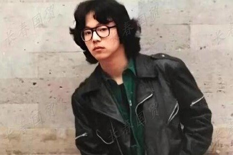 窦唯80年代罕见老照片曝光，面容清瘦温文尔雅，与如今判若两人