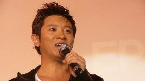 53岁罗中旭因踢球导致眼部受伤，疑似视网膜脱落