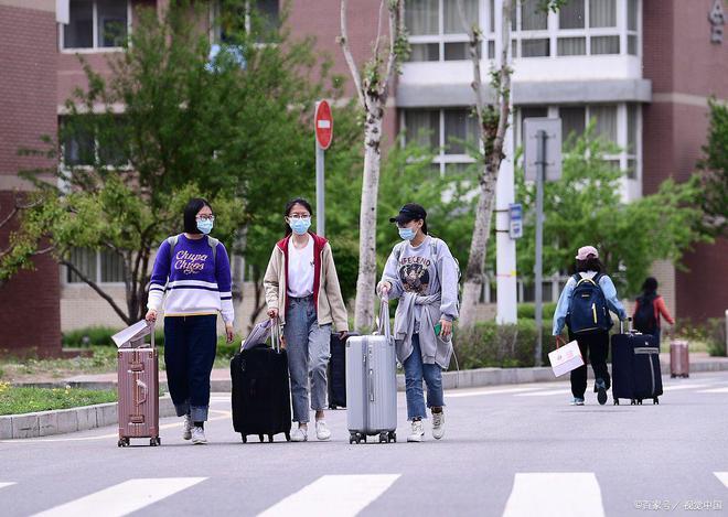 广州一高中宿舍楼被列为高风险地区，多所高校直接放假，家长难受