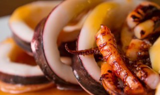 爆炒鱿鱼怎么做好吃 爆炒鱿鱼的做法