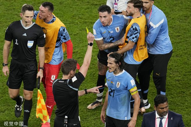 乌拉圭后卫袭击FIFA官员+爆粗 或被禁赛至少15场