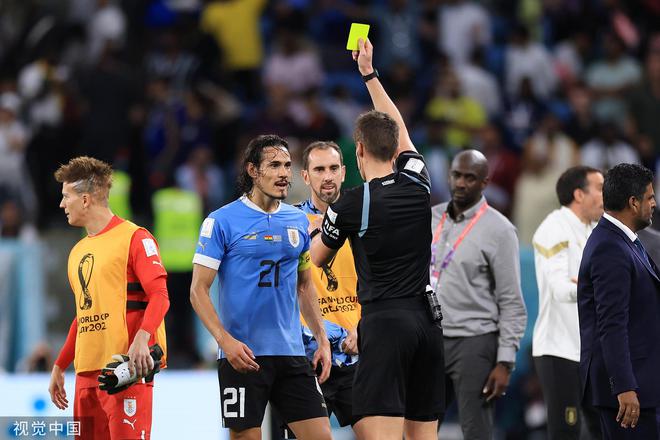 乌拉圭赛后集体围攻裁判 卡瓦尼暴怒染黄谢幕